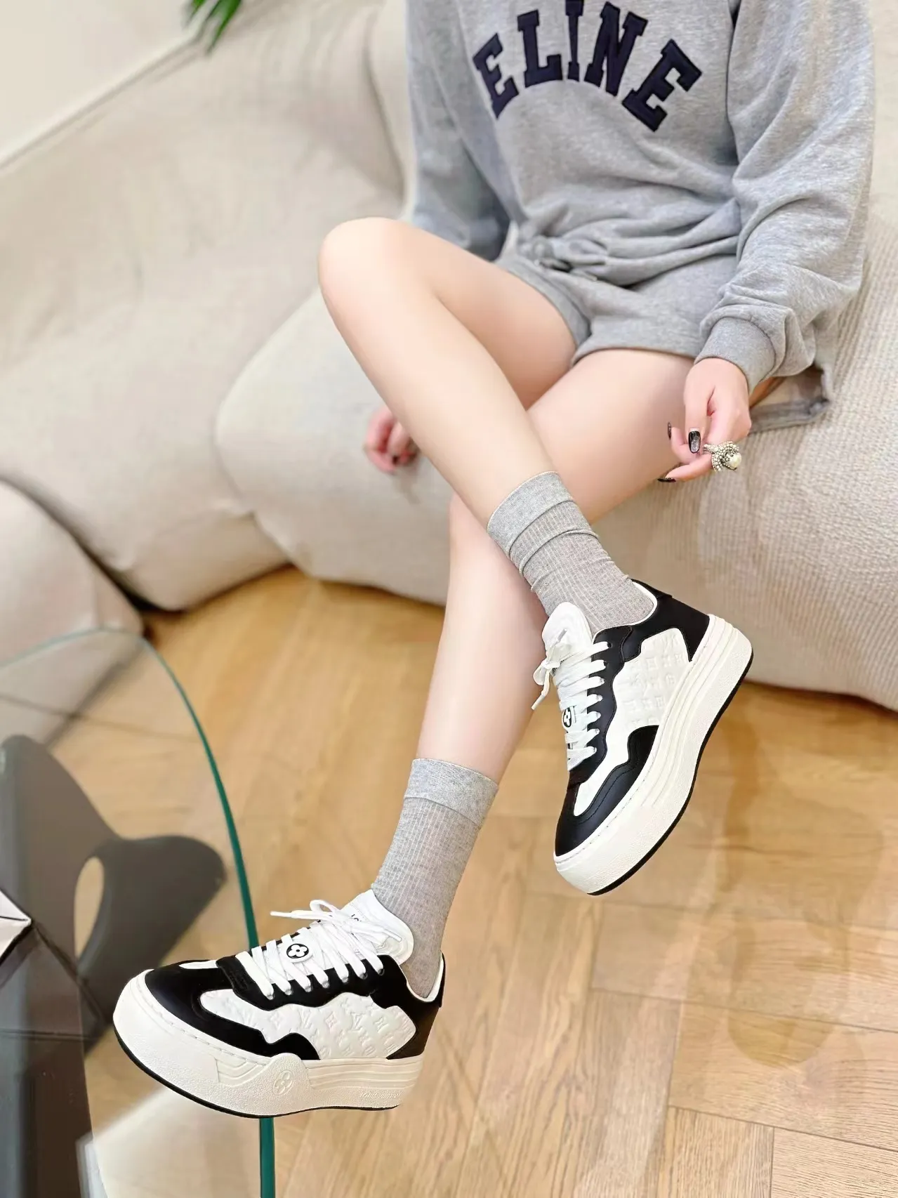 👟👟Ex-factory price 620👟👟Men's size +10 Same style for men and women🔥🔥𝐋𝐕 𝐃𝐢𝐬𝐜𝐨𝐯𝐞𝐫𝐲 2024 new sports shoes thick sole casual ❗️❗️ original purchase development and production LV Discovery lace-up shoes were unveiled at Louis Vuitton's fourth show. They are made of technical mesh fabric and metallic synthetic materials to create a streamlined design. Brand elements embellish the upper and lightweight rubber outsole, with technical shoelaces. Fabric: Original imported cowhide + technology mesh Inner lining: Original customized breathable mesh Sole: Original molded ultra-light rubber foam material Bottom thickness: 5.5CM Size: Women's 35-41 (41 customized), Men's 39-46, (45-46 customized)